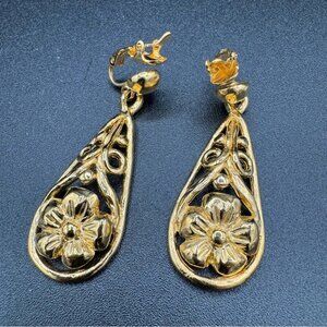 Vintage Trifari Gold Tone Flower Clip On Earrings